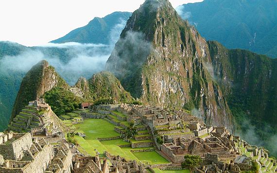 Мачу-Пикчу, Перу. Этот город построен на самой вершине Анд, на высоте 9060 метров над уровнем моря